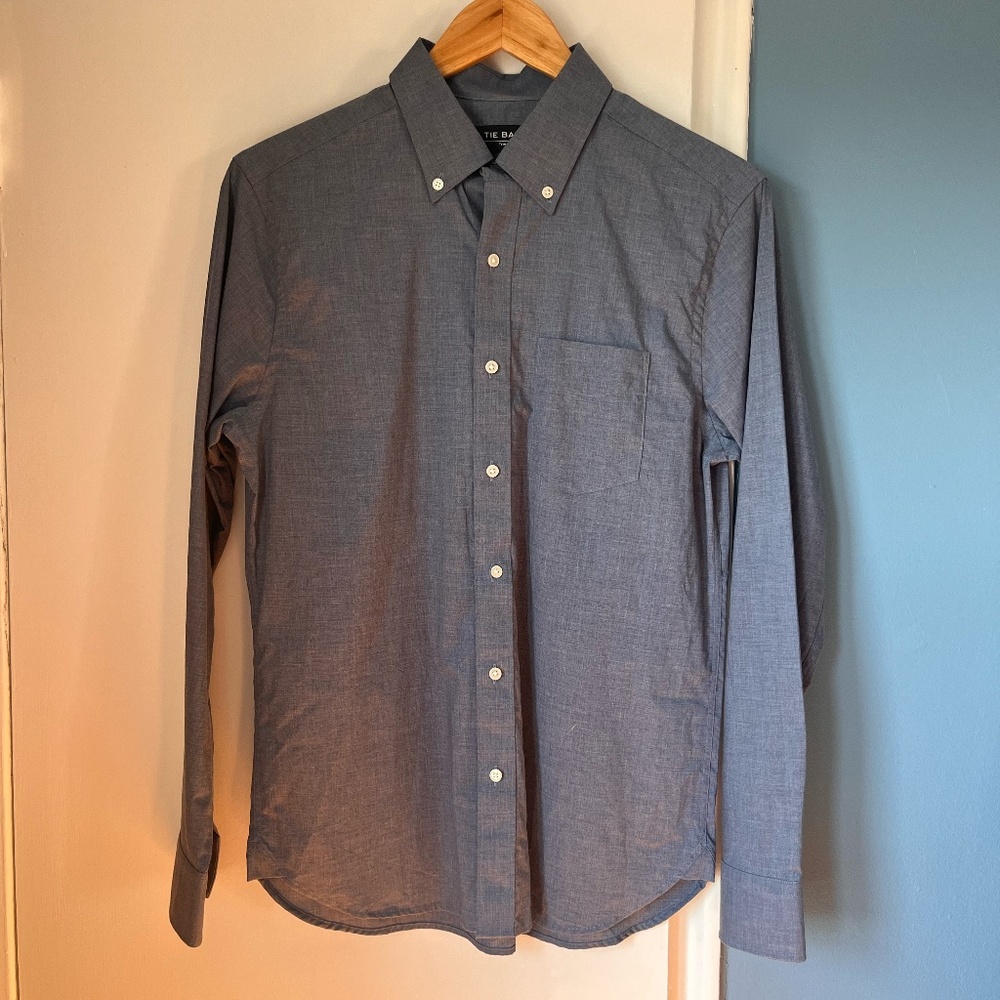 The Tie Bar Mens solid medium blue button down shirt size Small Trim Fit